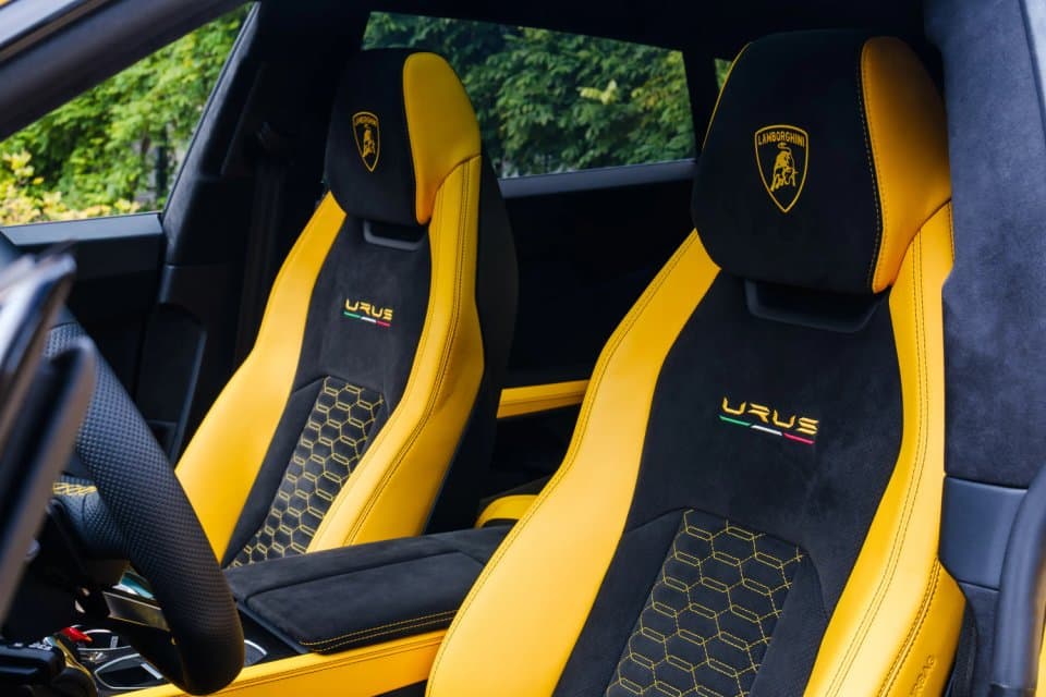 Interiér vozu Lamborghini Urus, záběr na přední sedačky