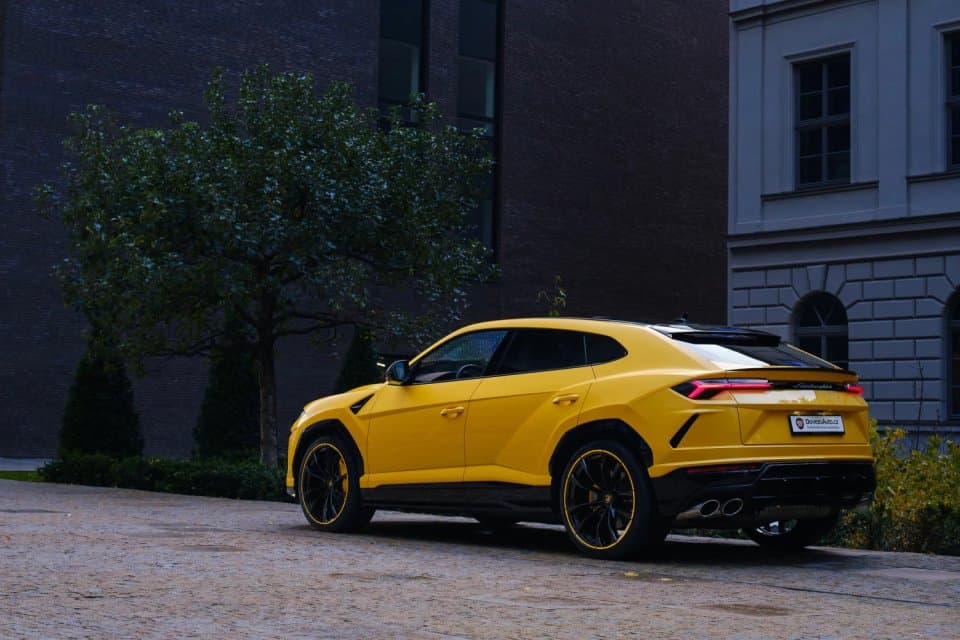 Lamborghini Urus vyfocené zezadu a z boku