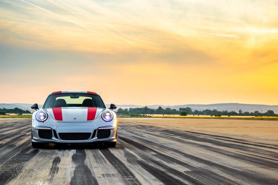 Porsche 911R vyfocené zepředu na letištní dráze