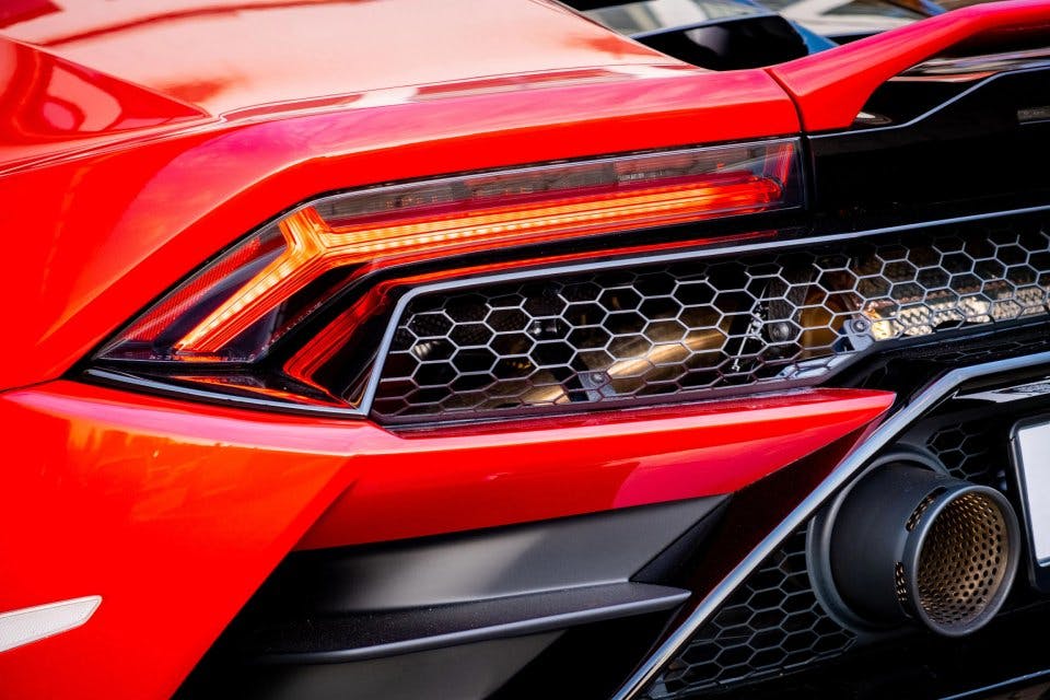 Detailní záběr na zadní světlo Lamborghini Huracán EVO RWD Spyder