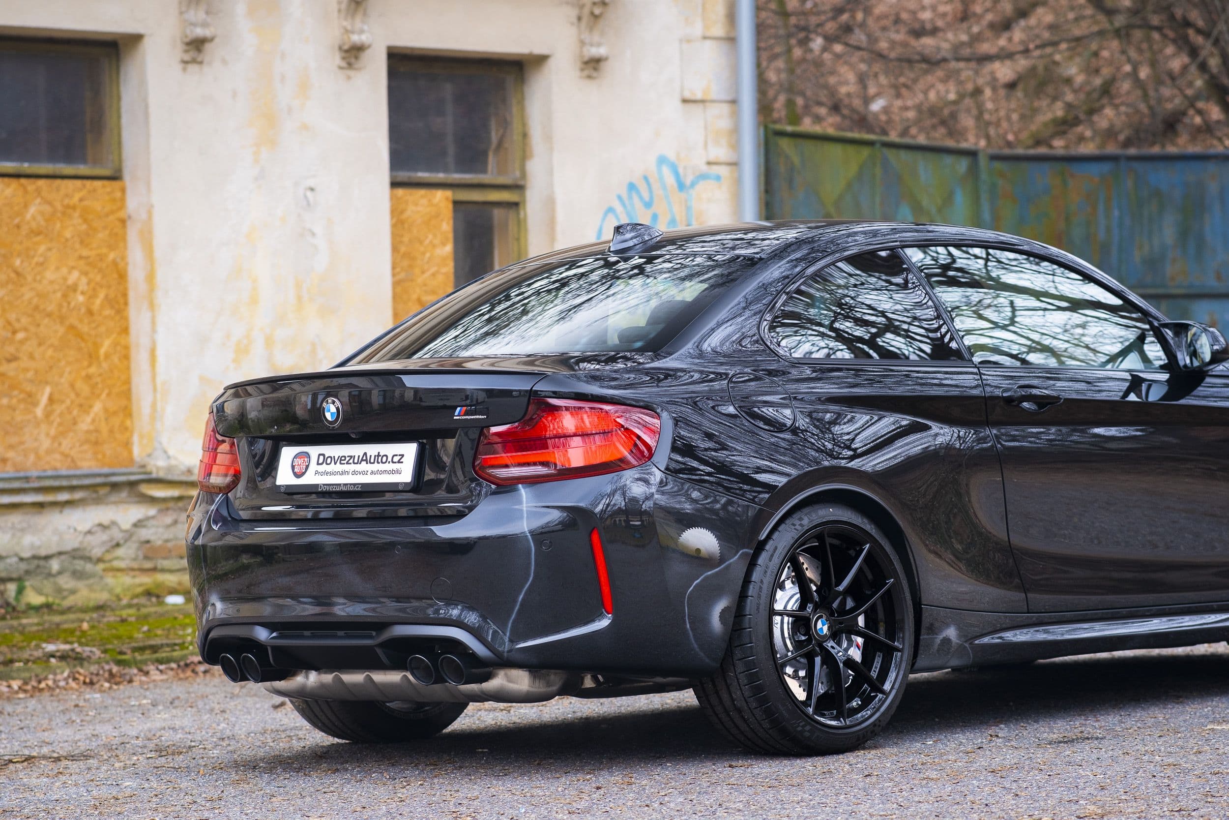 Zadní část BMW M2 Competition Futura s pozadím staré budovy