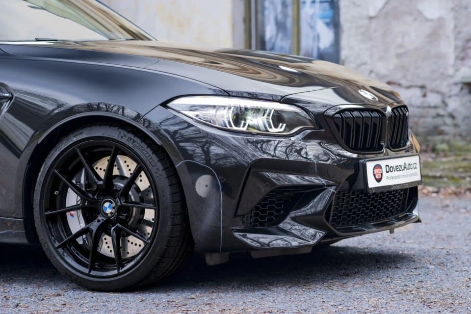 Záběr na přední část vozu BMW M2