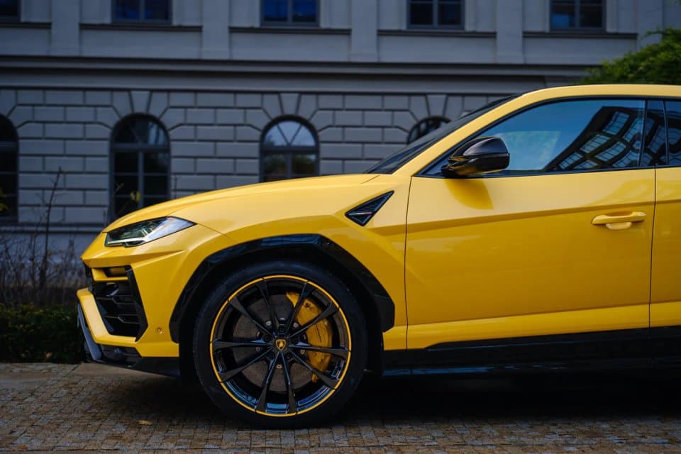 Detailní záběr na přední část vozu Lamborghini Urus