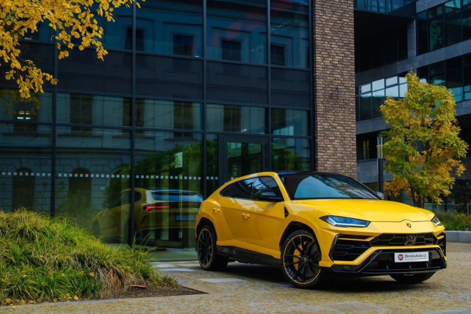 Lamborghini Urus vyfocené v městském komplexu