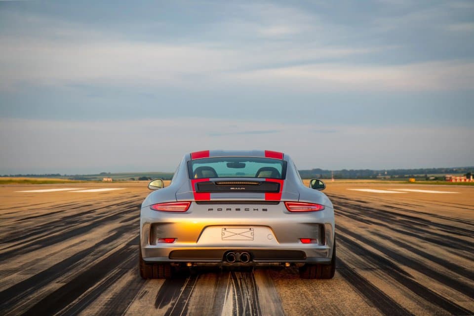 Porsche 911R vyfocené zezadu na letištní dráze